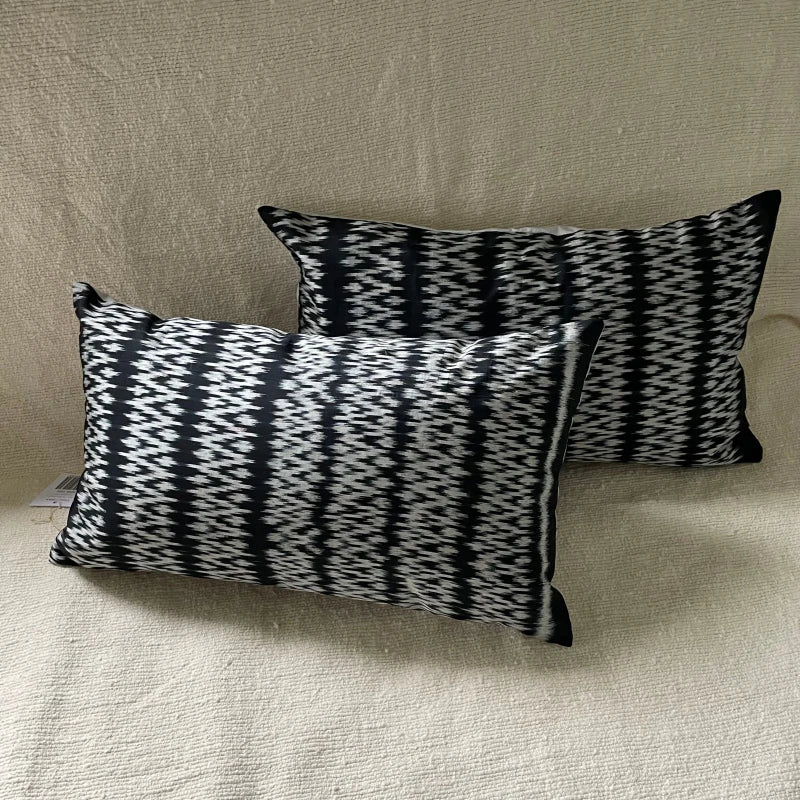 Housse de coussin Shan noir à motifs zigzag