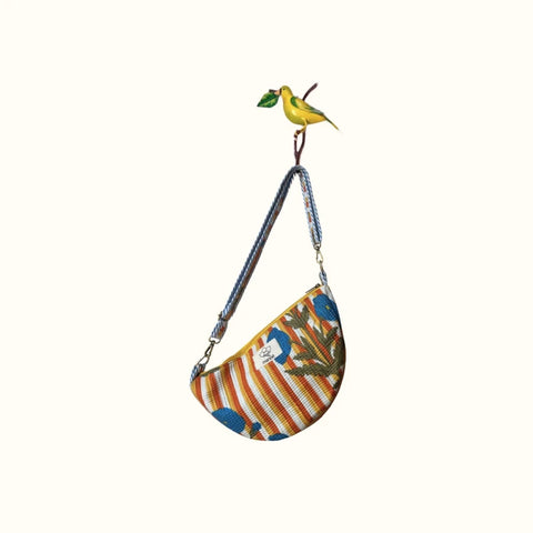Sac demi-lune matelassé – "Golden stripes & blue poppies"