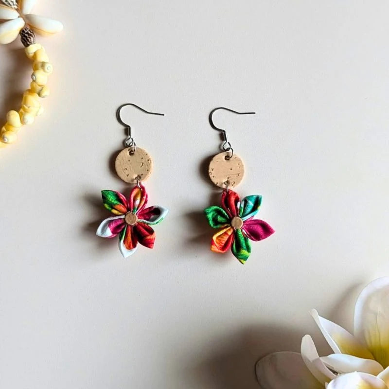 Boucles d'oreilles Tiare - liège et fleur en tissu jardin fleuri