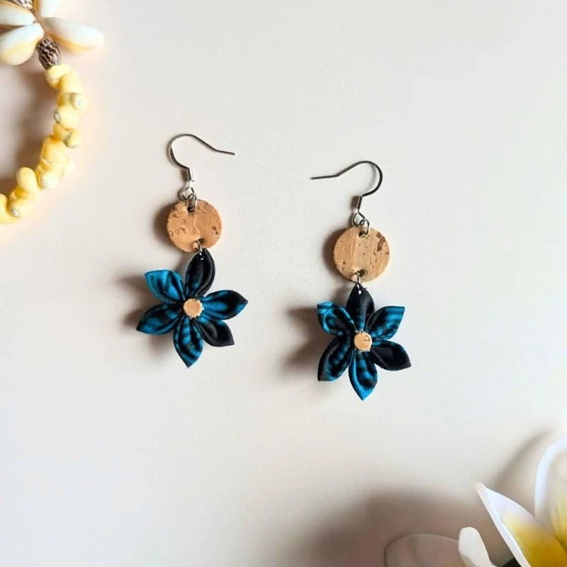 Boucles d'oreilles Tiare - liège et fleur en tissu bleu