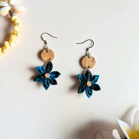 Boucles d'oreilles Tiare - liège et fleur en tissu bleu