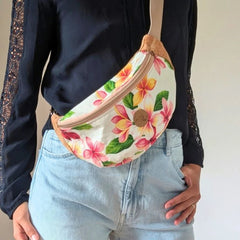 Sac banane en liège et tissu polynésien Frangipanier rose