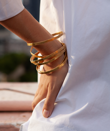 bracelet manchette dorée pour femme de nounzein, bijoux faits mains de meanwhile boutique