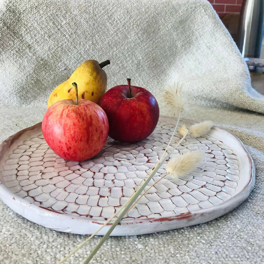 Assiette irrégulière en argile rouge et émail blanc à facettes céramique fait main