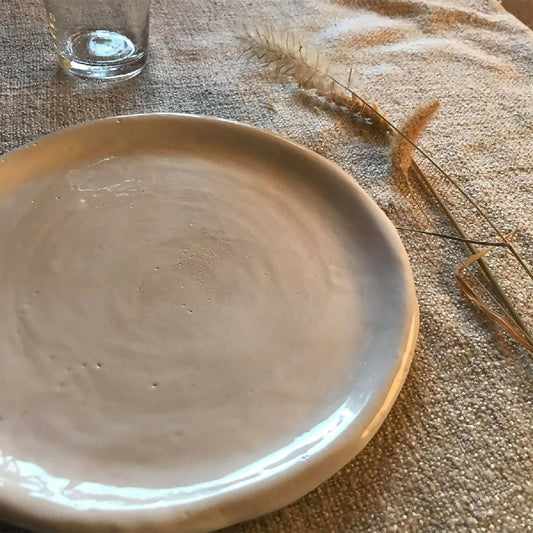 Assiette plate blanche sobre et épurée irrégulière en faïence