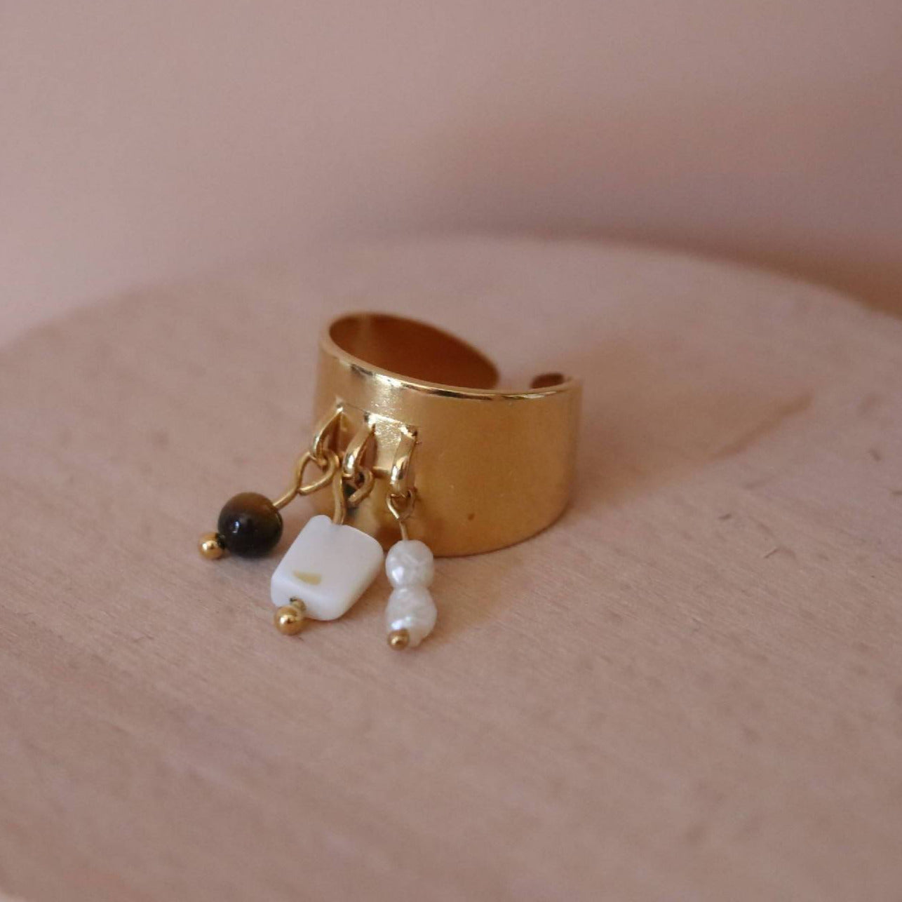 Bague réglable en perles de culture et coquillage "Thoé"