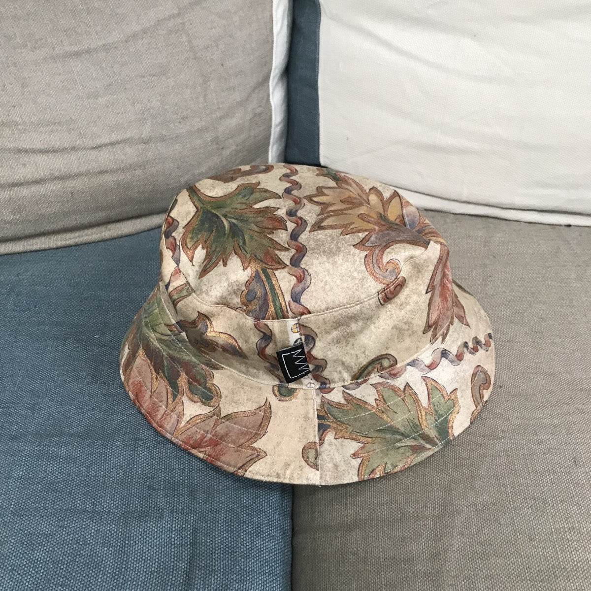 Bob réversible unisexe en tissu upcyclé couleur marron T.58 - Meanwhile Boutique