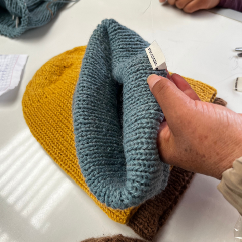 Bonnet en laine vert unisexe et en matière recyclée fabriqué à la main