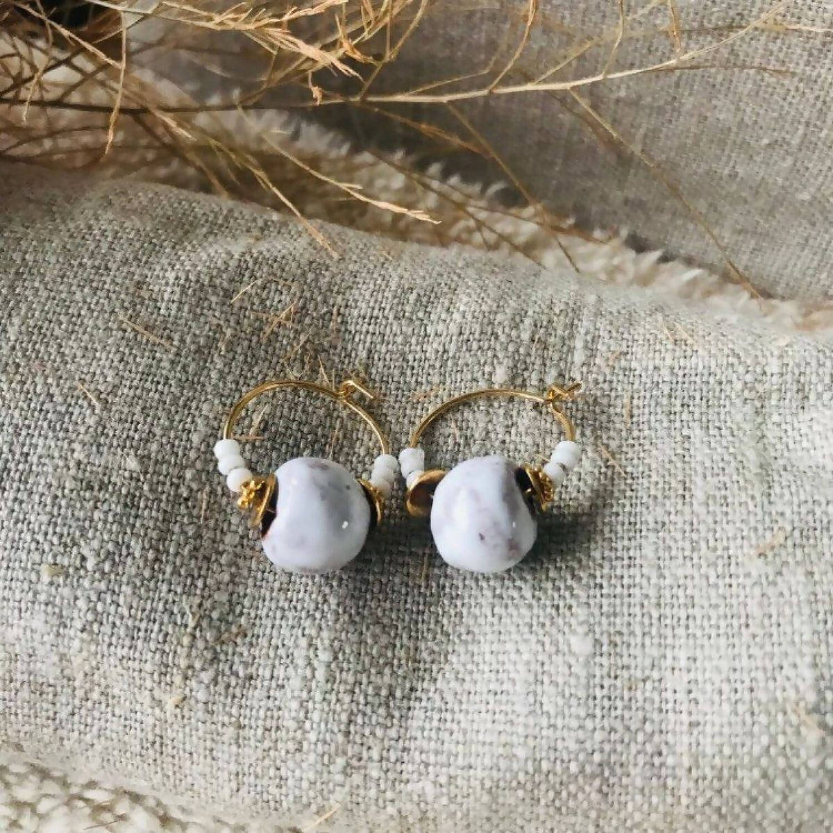 Boucles d'oreilles créoles perle en céramique et perle corail blanche - Meanwhile Boutique