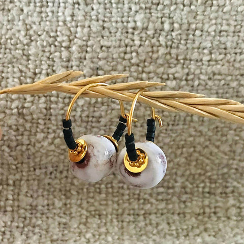 Boucles d'oreilles créoles perle en céramique et perles noir mat - Meanwhile Boutique