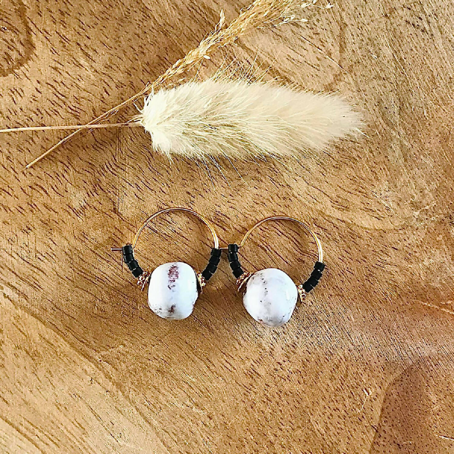 Boucles d'oreilles créoles perle en céramique et perles noir mat - Meanwhile Boutique