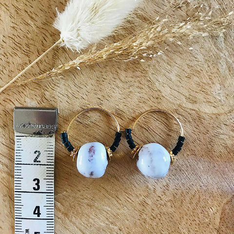 Boucles d'oreilles créoles perle en céramique et perles noir mat - Meanwhile Boutique