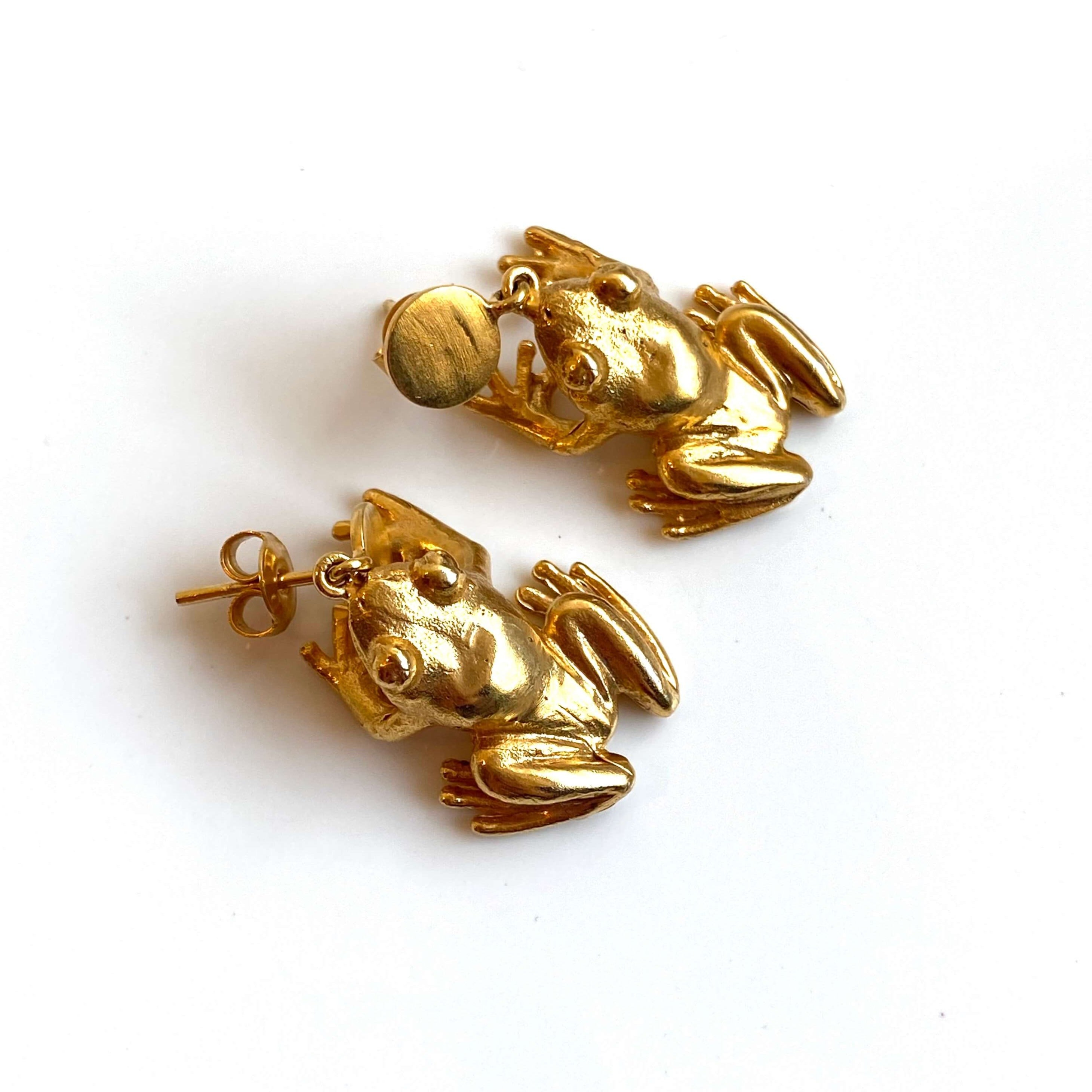 Boucles d'oreilles pendantes en or avec des grenouilles