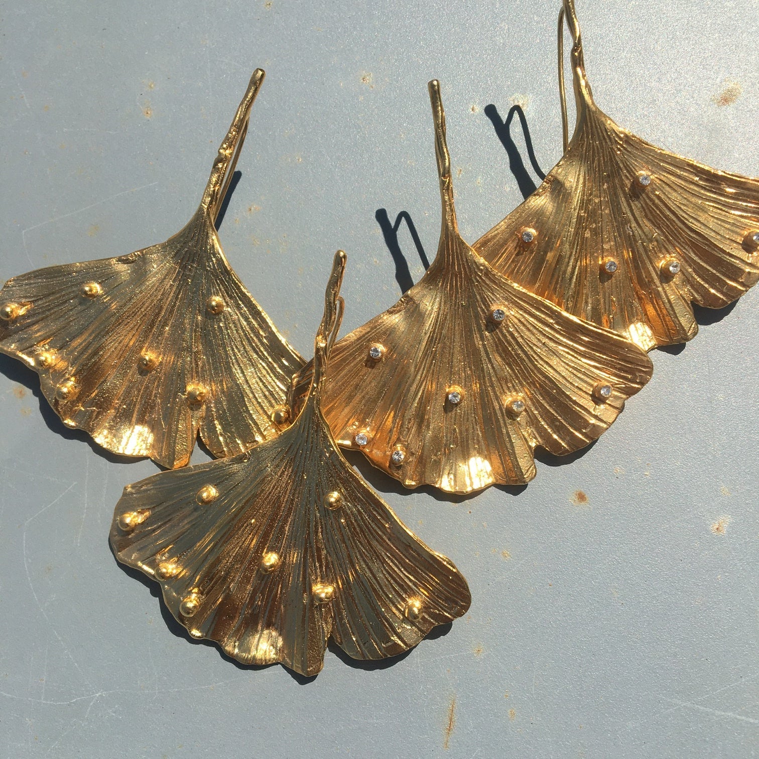 boucles d'oreilles feuilles de gingko or 21 carats et pierres semi-précieuses nounzein
