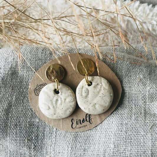 Boucles d'oreilles pendantes beige sable fleur dentelle - Meanwhile Boutique