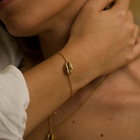 Bracelet fin doré avec breloque coquillage fait main 