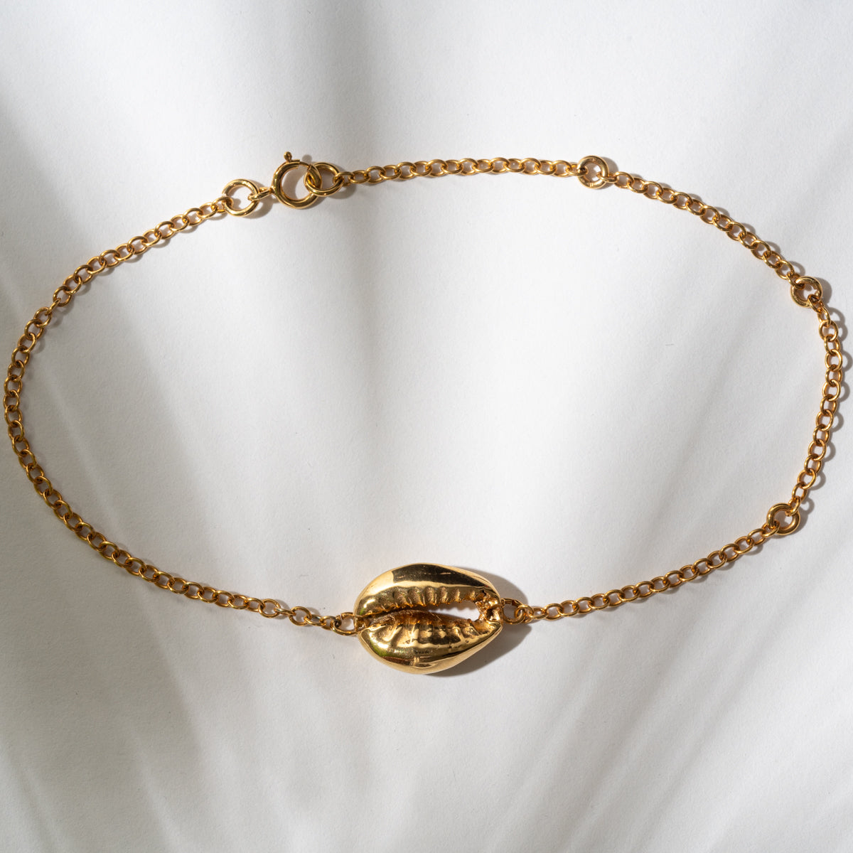 Bracelet fin doré avec breloque coquillage fait main 
