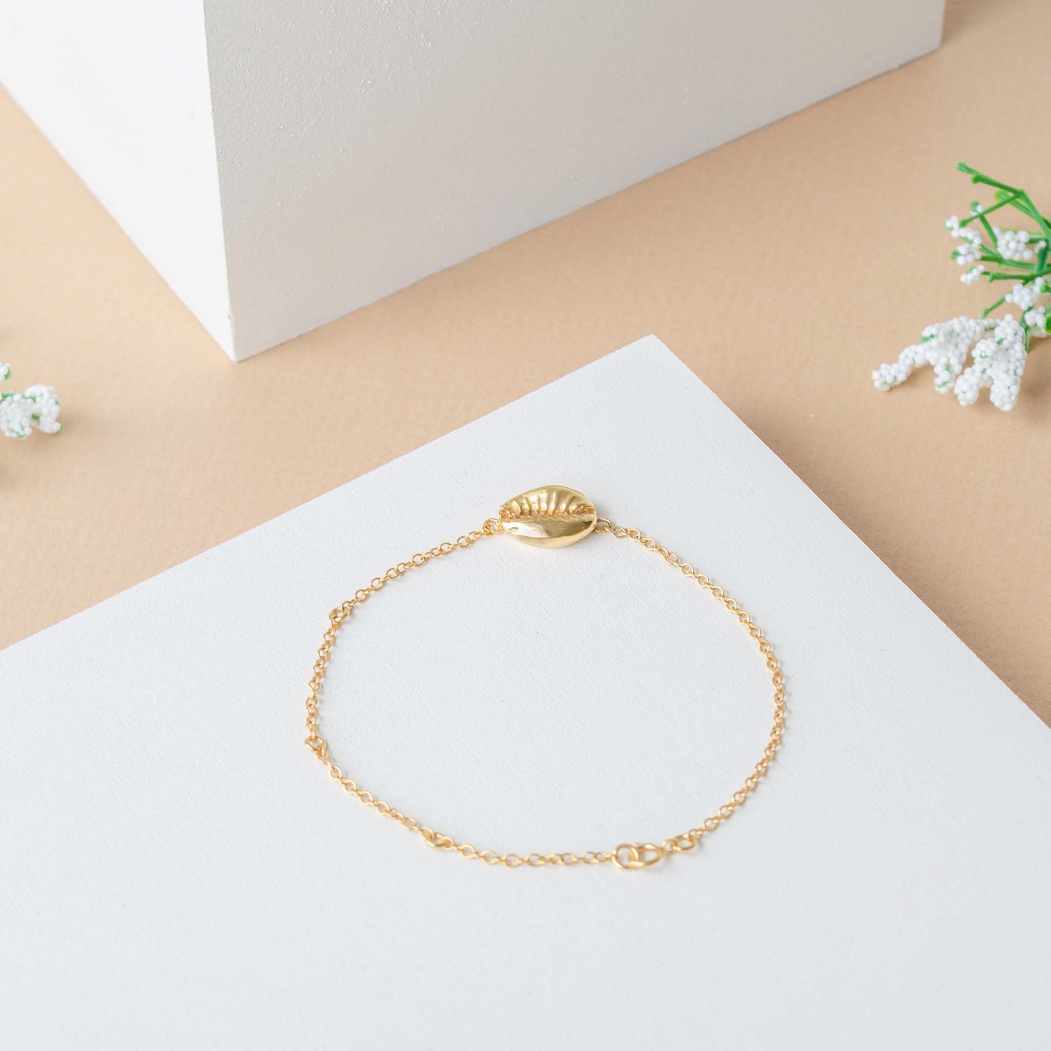 Bracelet fin doré avec breloque coquillage fait main 