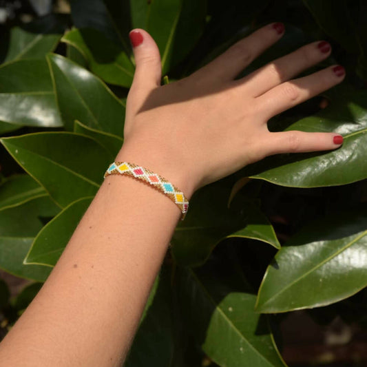 Un bracelet en perles tissé à la main dans le respect de la tradition du  tissage de perle