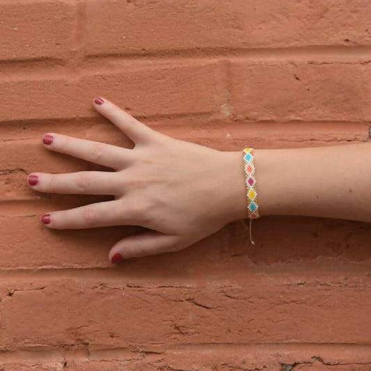 Un bracelet en perles tissé à la main dans le respect de la tradition du  tissage de perle