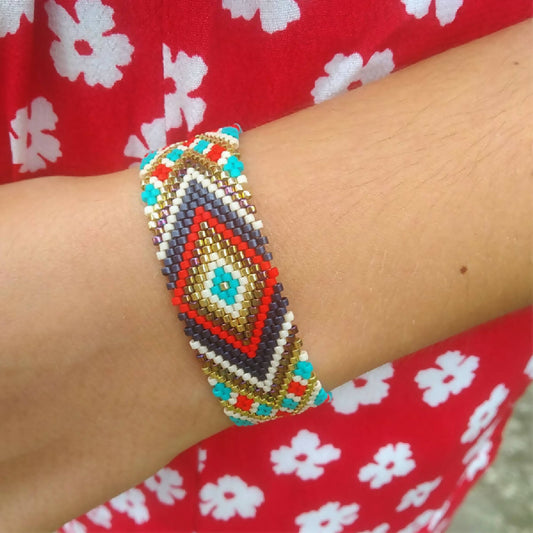 Bracelet tissé à la main dans le respect de la tradition du tissage de perles