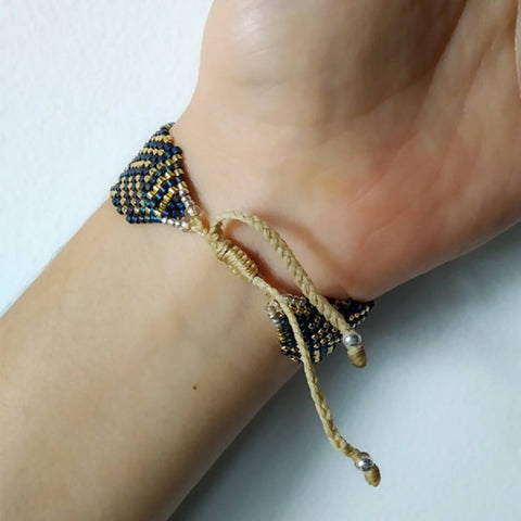 Bracelet tissé à la main dans le respect de la tradition du tissage de perles