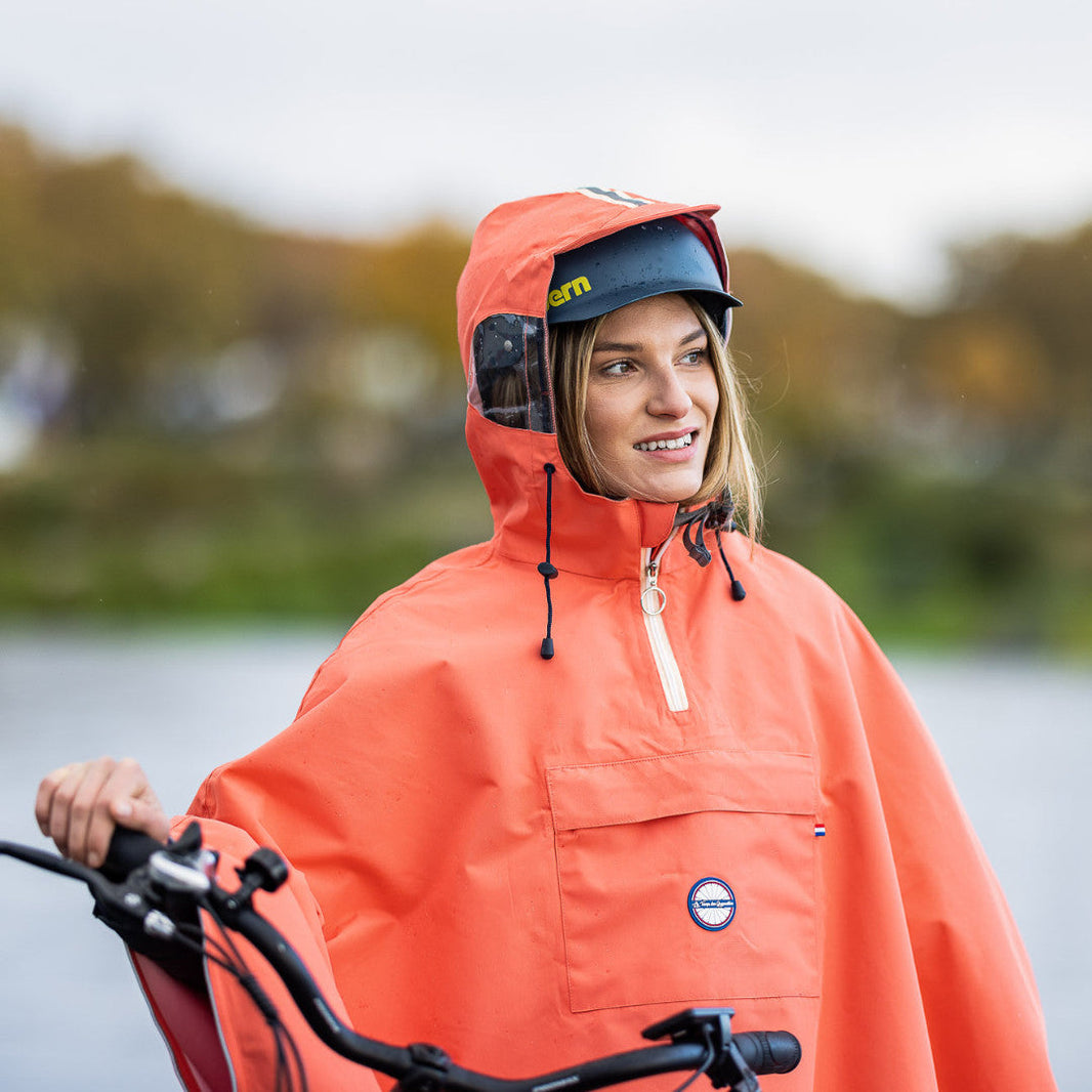LE TEMPS DES GRENOUILLES Capes de pluie de cyclistes recyclees