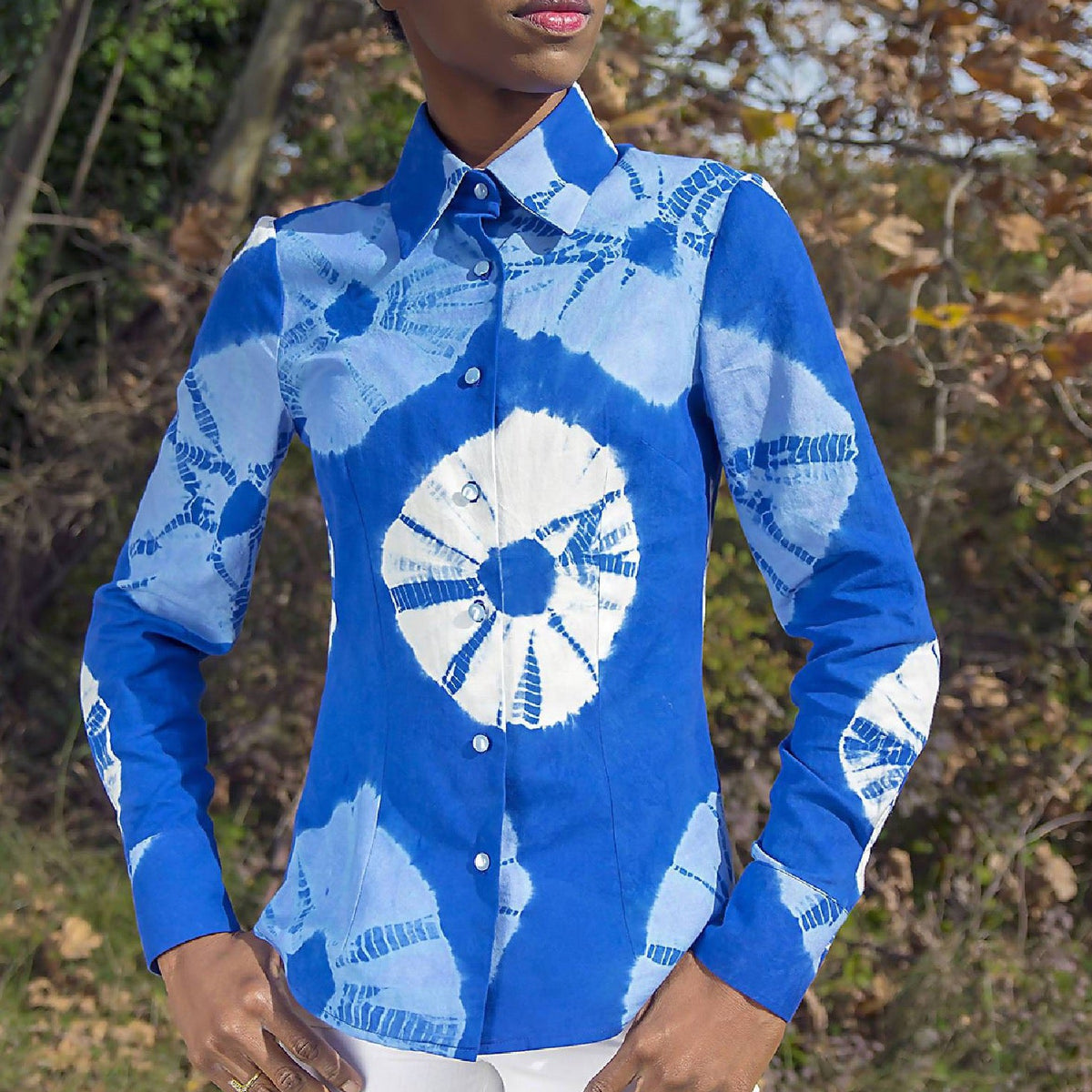 chemise bleue et blanche en coton biologique kalyca tie and dye artisanal 