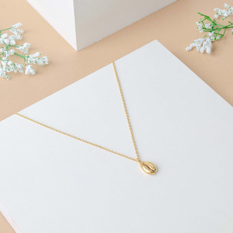 Collier avec coquillage en laiton doré