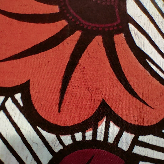 Couverture blanche éco-responsable en tissu wax avec motifs fleurs d'hibiscus