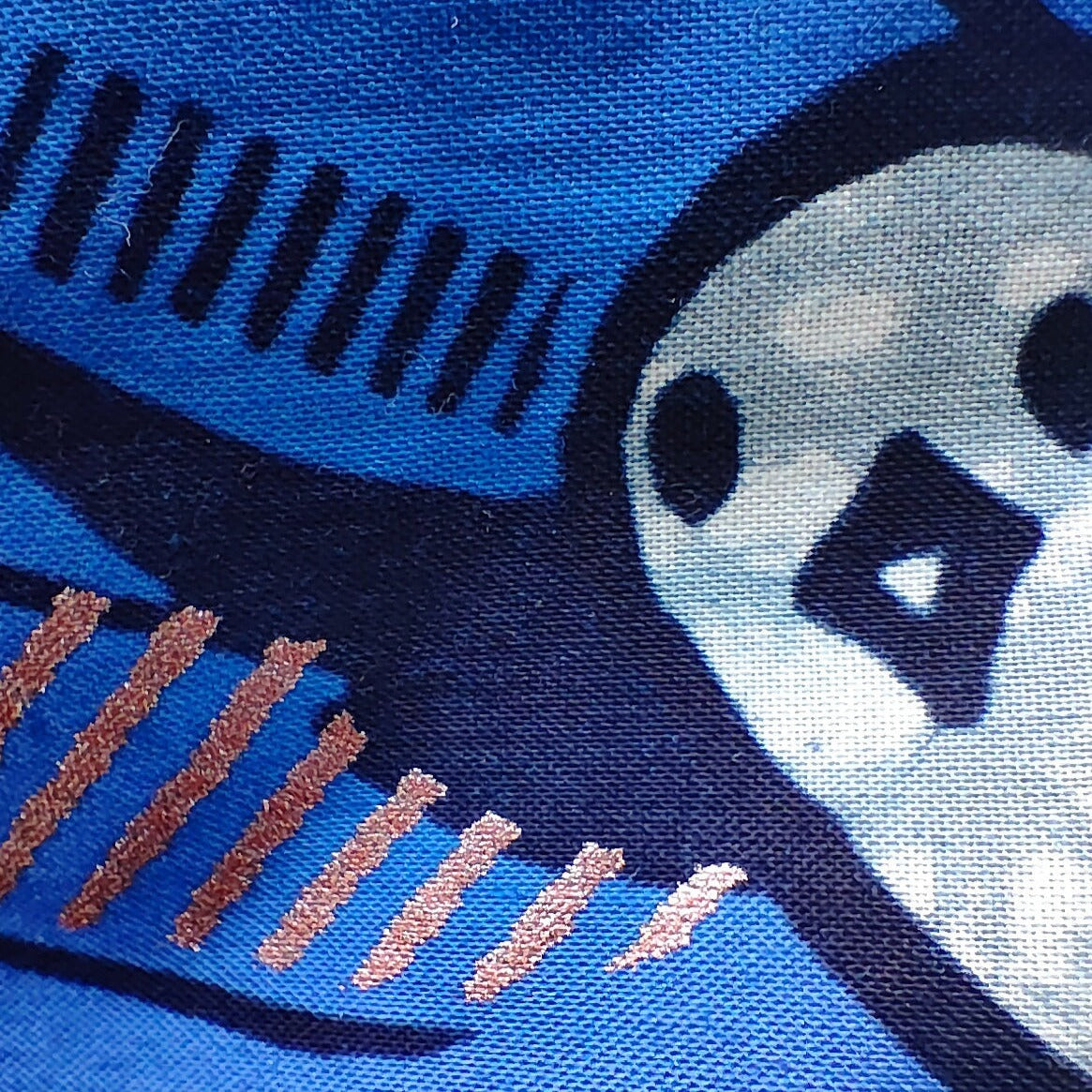 Couverture bleue en tissu wax avec motifs hirondelles