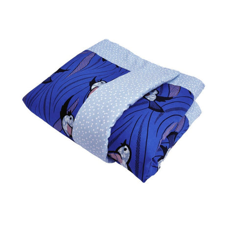 Couverture bleue en tissu wax avec motifs hirondelles