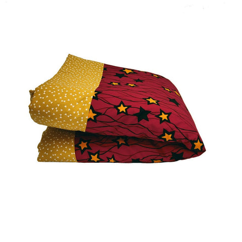 Couverture éco-responsable rouge et jaune en tissu wax avec motifs étoiles