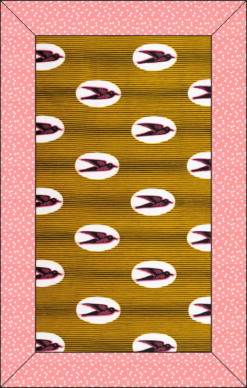 Couverture rose et jaune en tissu wax avec motifs oiseaux