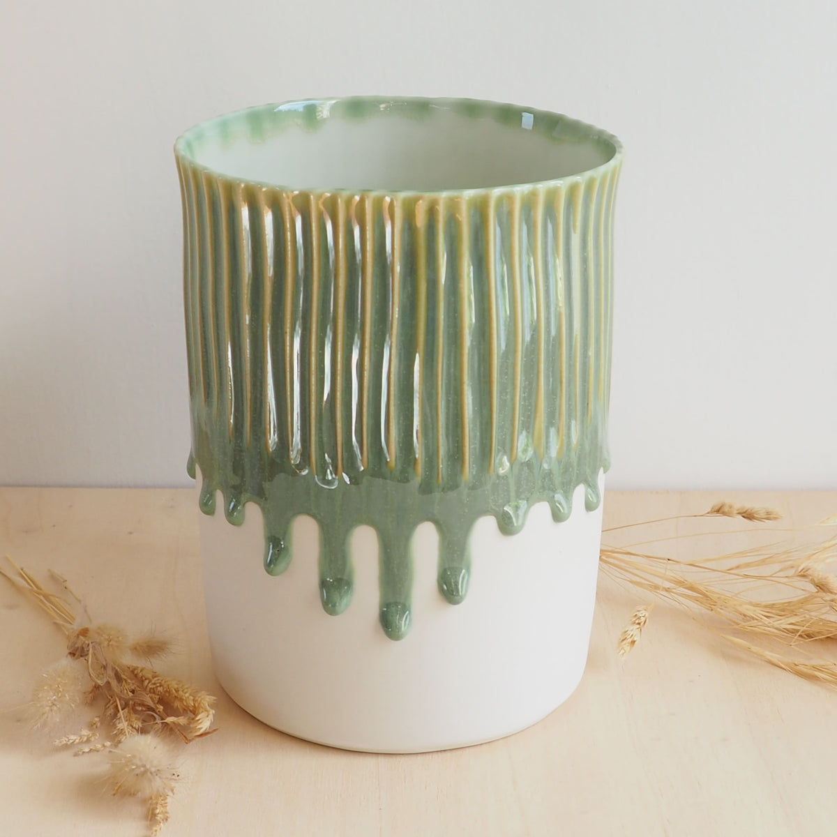 Grand vase en porcelaine conçu à la main