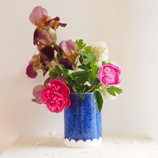 Grand vase fait-main coulant en céramique bleu klein - Meanwhile Boutique
