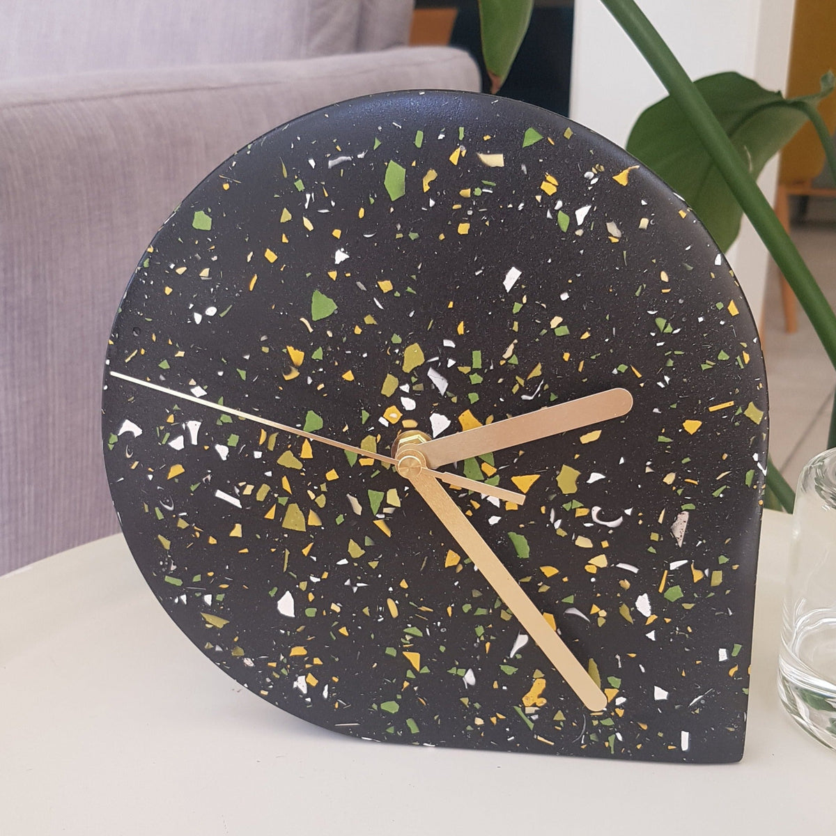 Horloge décorative en béton