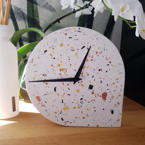 Horloge décorative en béton