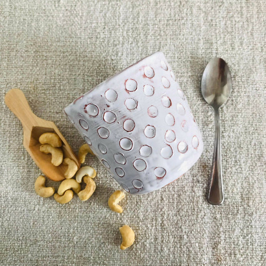 Mug à pois en argile rouge et émail blanc 
