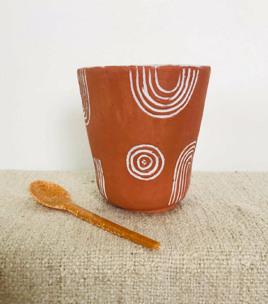 Mug en argile rouge et motifs géométriques fait main
