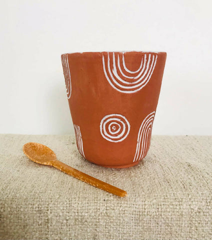 Mug en argile rouge et motifs géométriques fait main