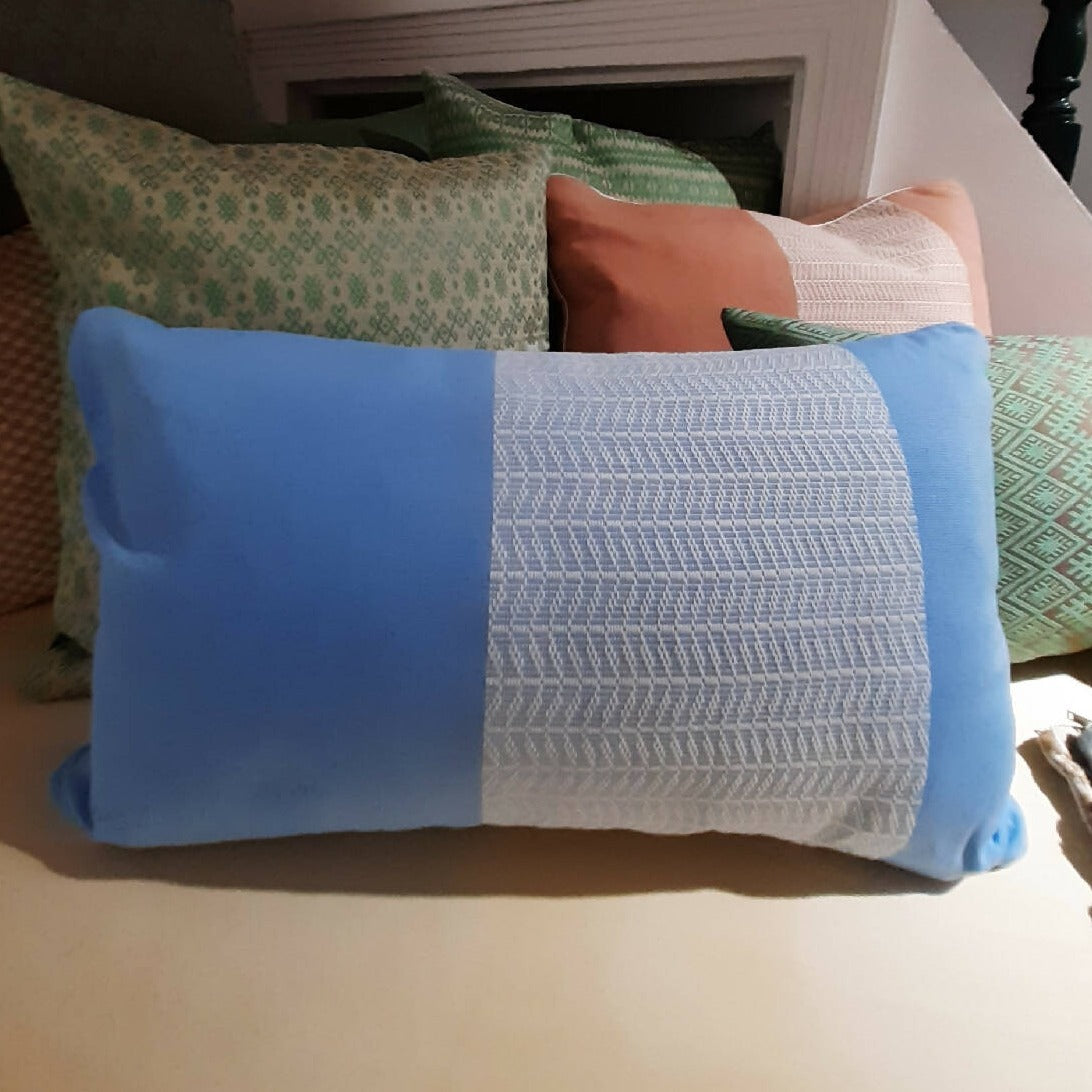 Petit coussin graphique bleu tissé à la main au Vietnam