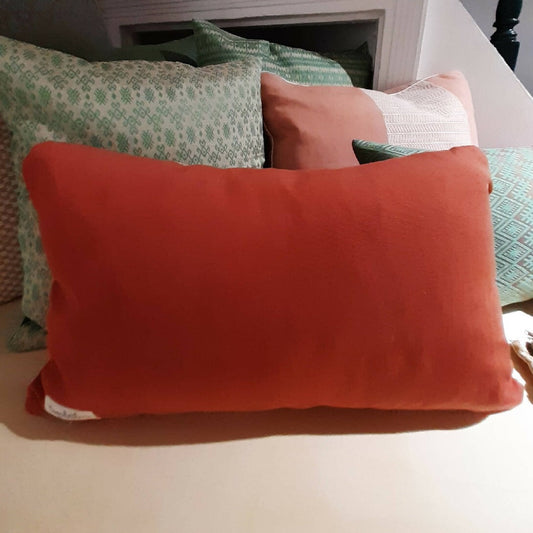 Petit coussin graphique tissé de façon artisanale au Vietnam