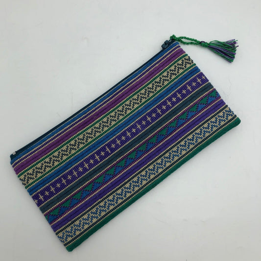 Pochette colorée avec fermeture brodée à la main