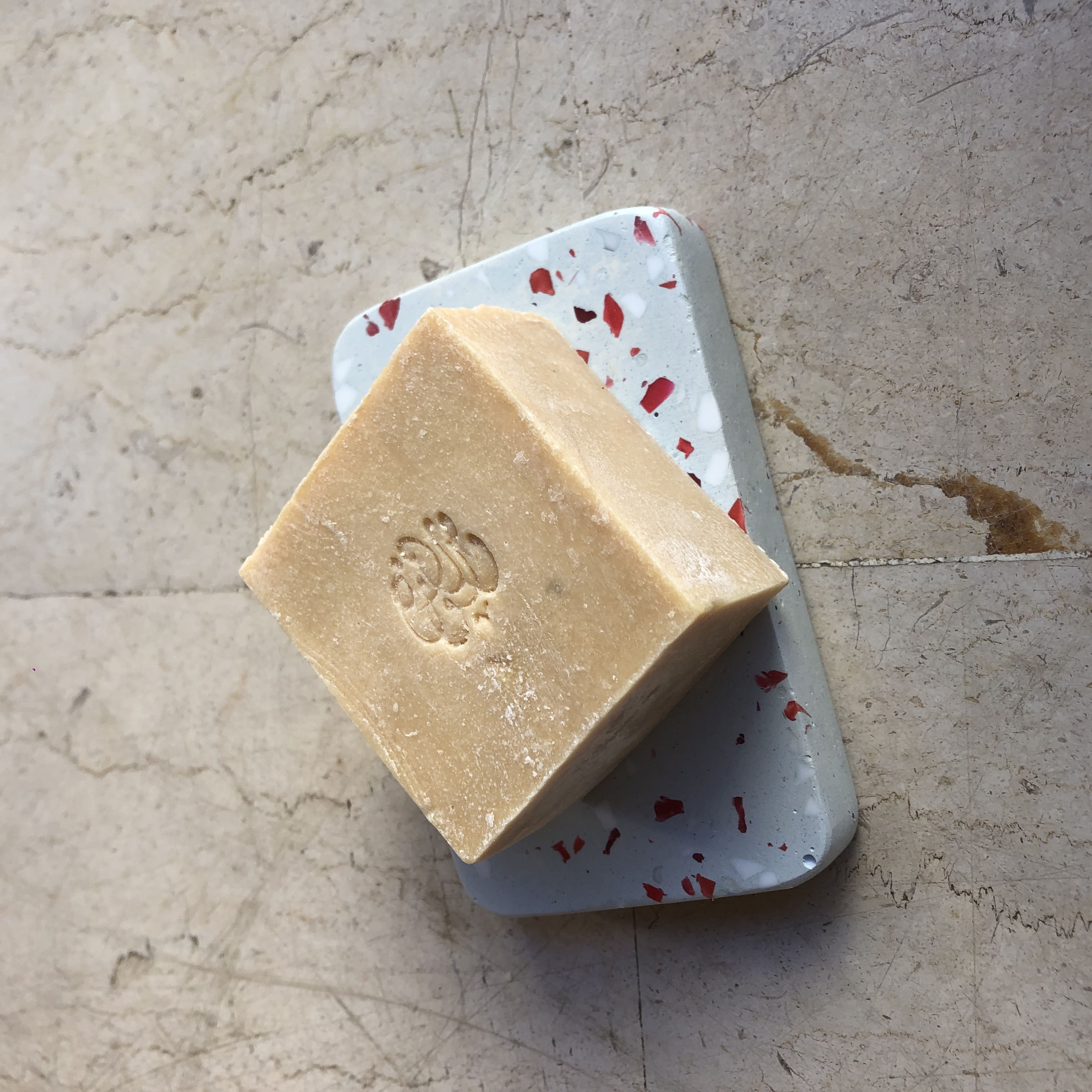 Porte savon fait-main en béton et plastique recyclé I Plusieurs coloris