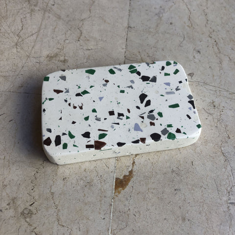Porte savon fait-main en béton et plastique recyclé I Plusieurs coloris