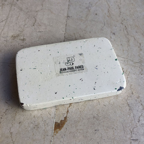 Porte savon fait-main en béton et plastique recyclé I Plusieurs coloris