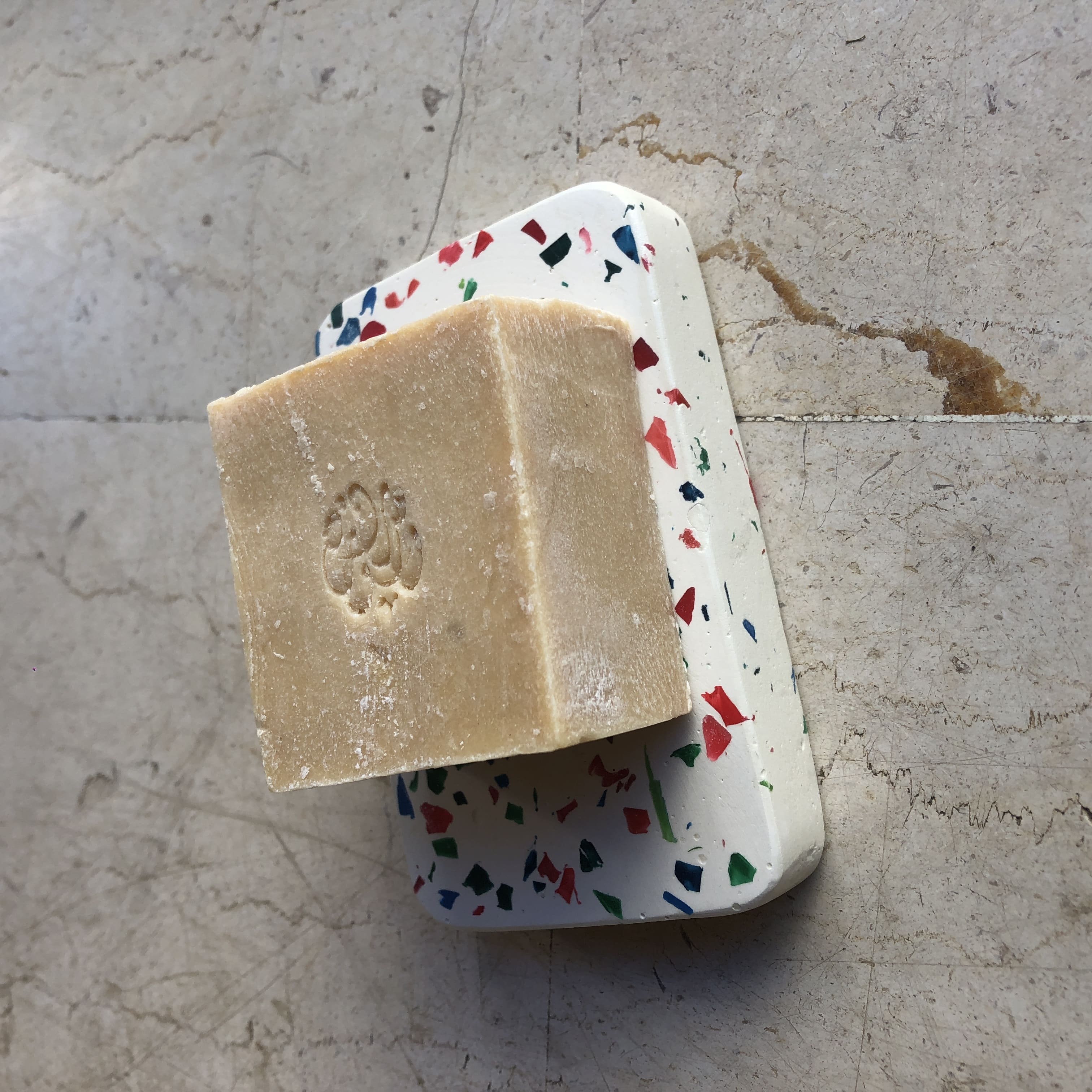 Porte savon fait-main en béton et plastique recyclé I Plusieurs coloris