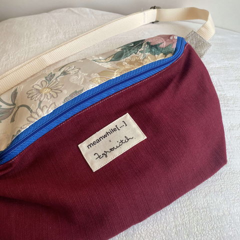 Sac banane en tissu upcyclé fait main, édition exclusive et limitée Meanwhile Boutique bordeaux