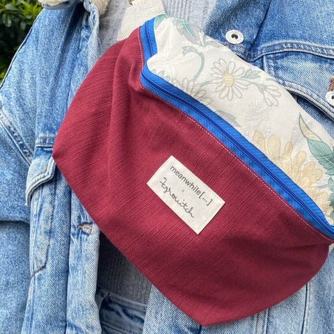Sac banane en tissu upcyclé fait main, édition exclusive et limitée Meanwhile Boutique bordeaux